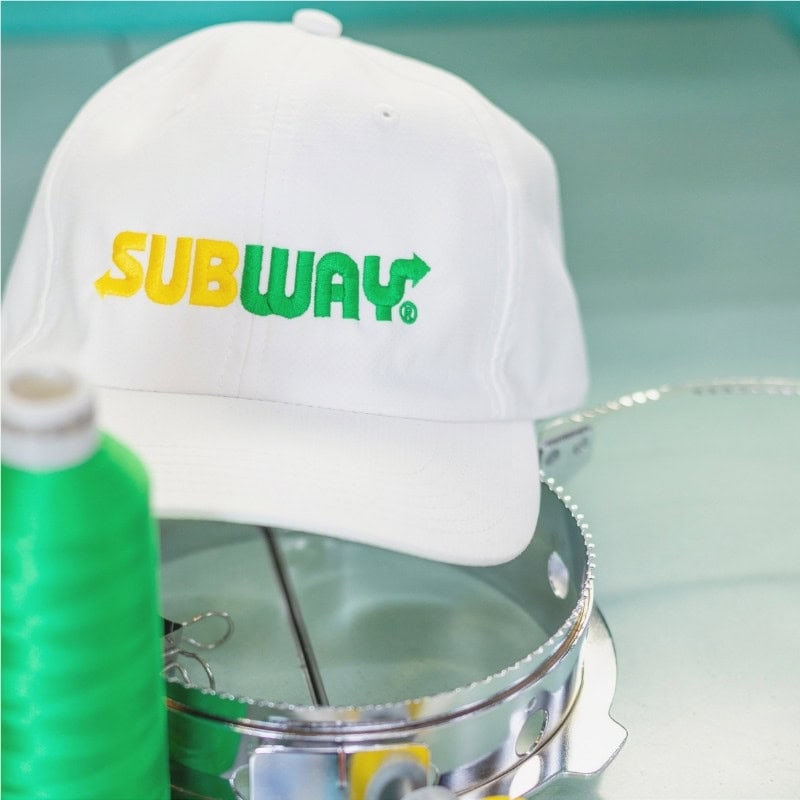 Muestra física de gorra bordada con logotipo de marca