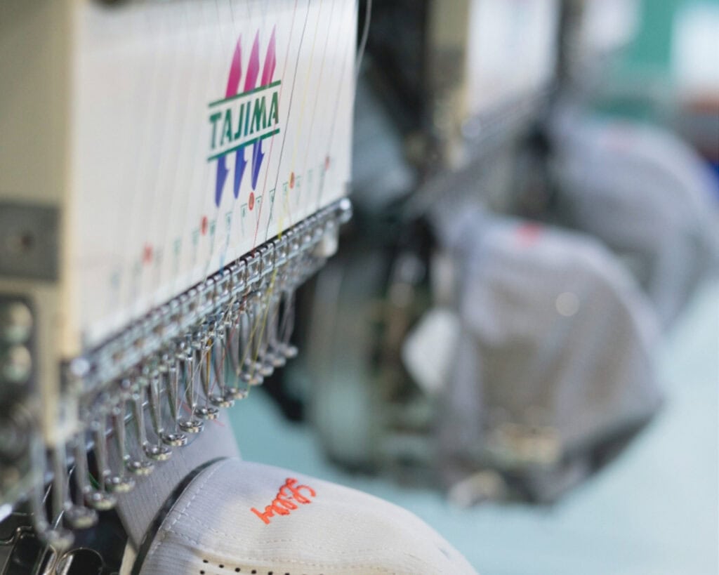 Máquina de bordado industrial Tajima, líder en nitidez y precisión de puntadas