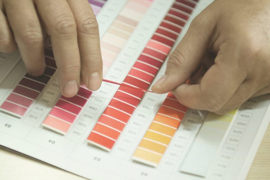 Selección de color de hilo de bordar utilizando la carta de códigos de colores