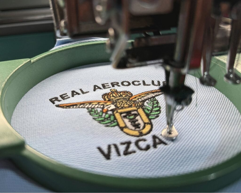 Bordado directo de logo en polo piqué granito