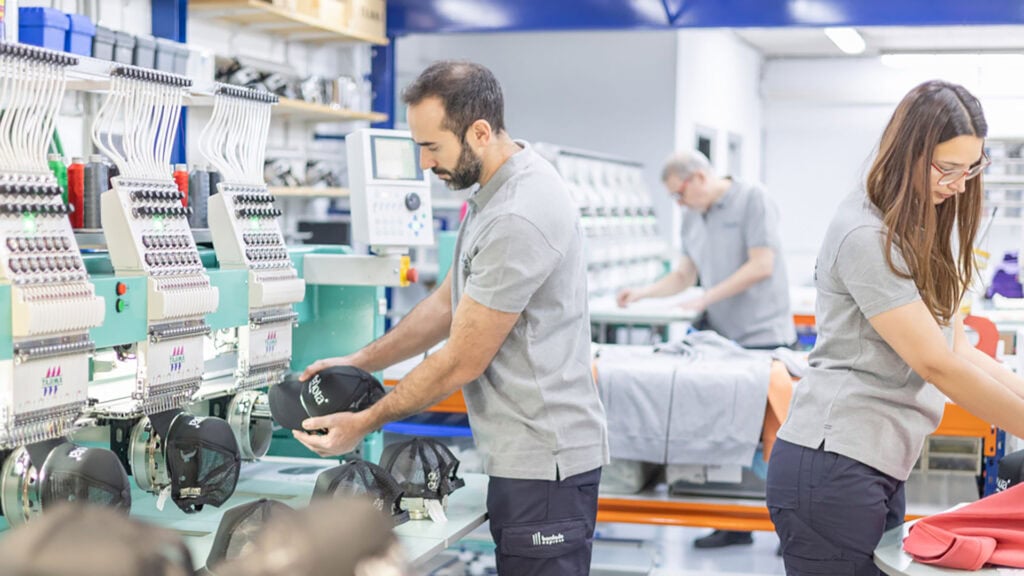 Taller industrial de bordado de Bordado Express con personal profesional y maquinaria Tajima