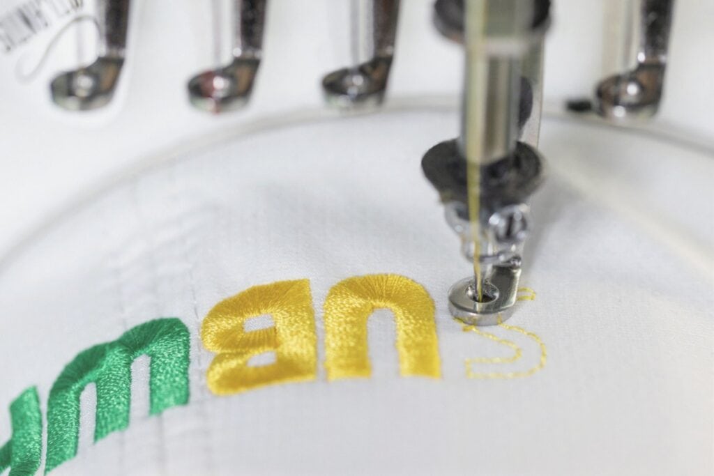 Bordado gorra algodon con aguja calibre 70 Groz Beckert en maquina Tajima