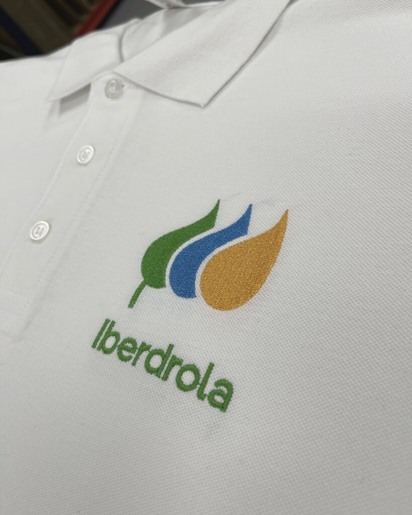 Bordado polo corporativo con logotipo a todo color