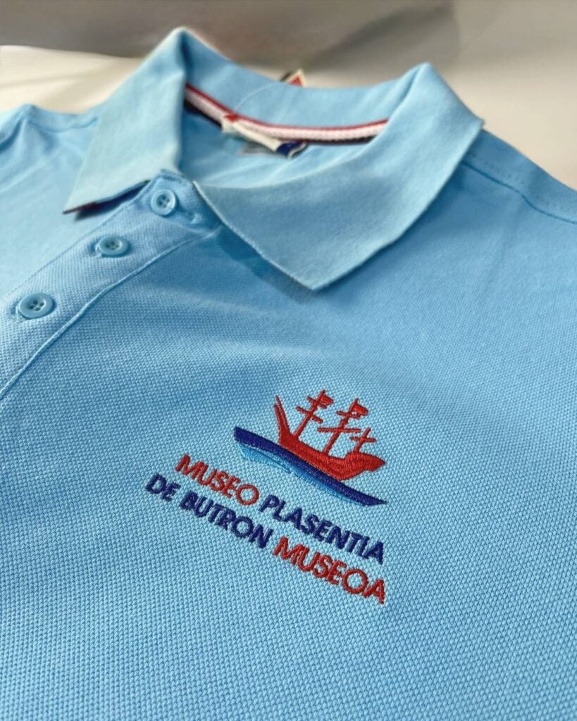 Bordado polo de empresa con logotipo a todo color