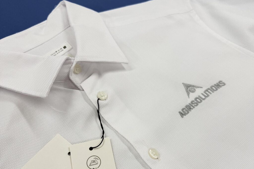 Camisa corporativa con logotipo bordado en pecho