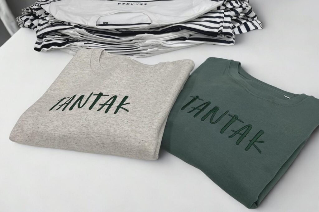 Camisetas bordadas en pecho centrado en el taller de Bordado Express