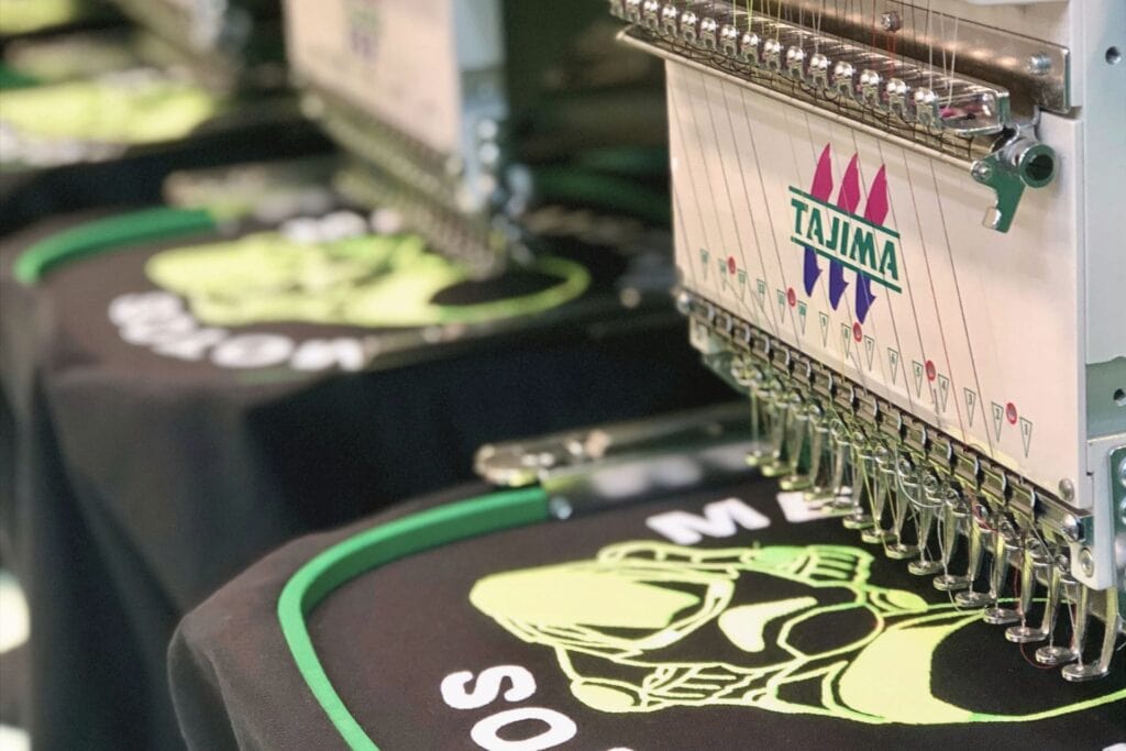 Chaquetas bordadas personalizadas en máquina Tajima Bordado Express