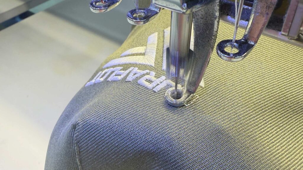 Gorra bordada con máquina Tajima y aguja calibre 75 Bordado Express