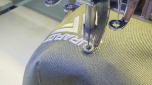 Gorra bordada con máquina Tajima y aguja calibre 75 Bordado Express