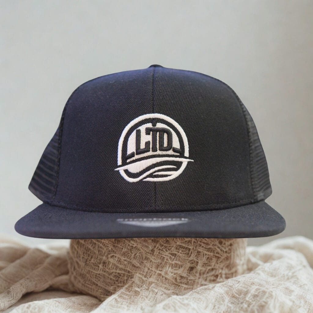 Gorra bordada personalizada hecha a partir de diseño realizado con un modelo de IA