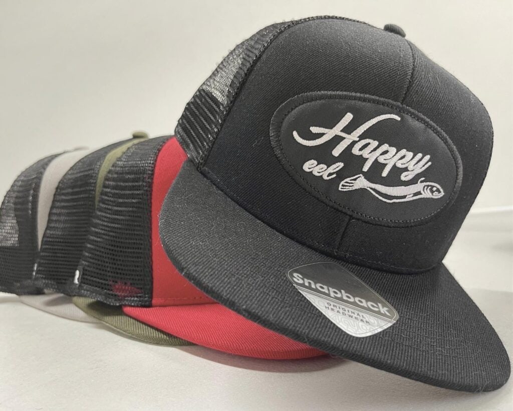 Gorras bordadas con aplique te nylon negro e hilo blanco