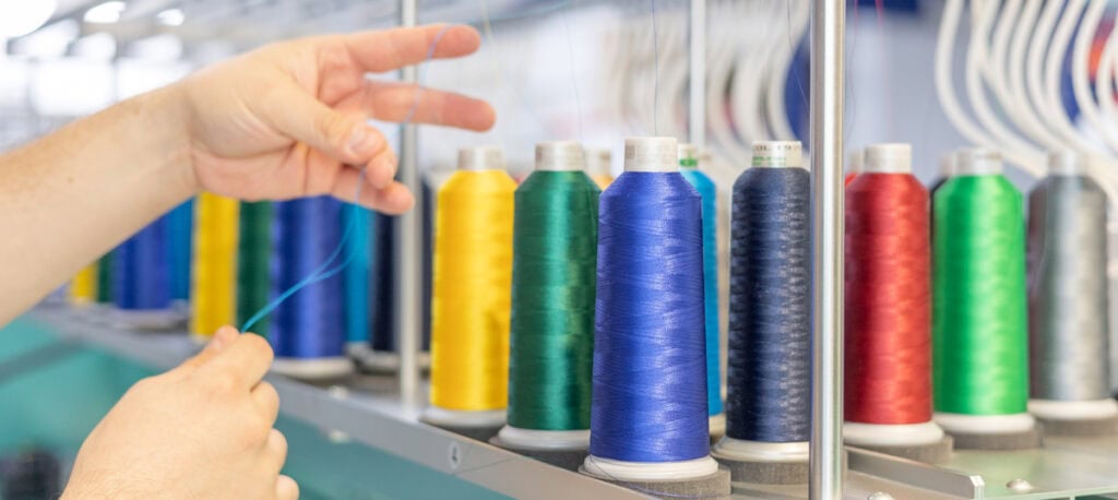 Cambio de colores de hilo Madeira en máquina de bordar Tajima multicabezal taller de bordado express