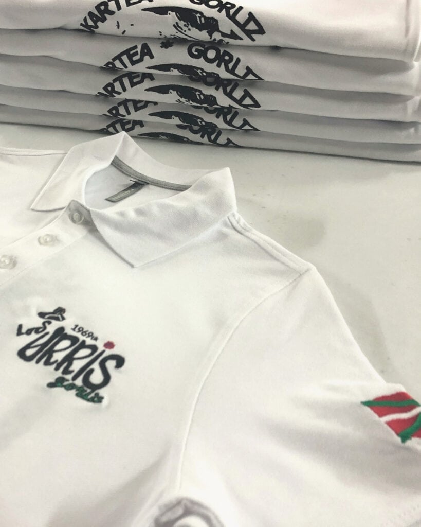 Polo bordado de los Uriis de Gorliz en pecho, manga y espalda