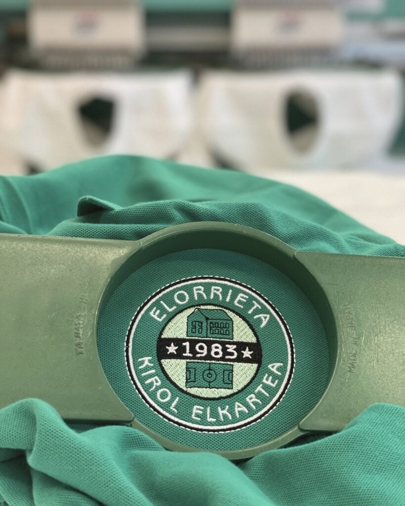 Polo bordado personalizado con escudo club deportivo