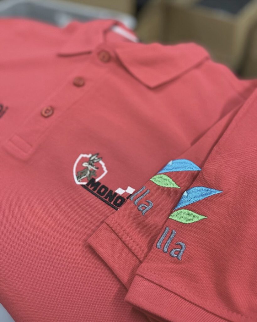 Polo bordado en la manga con marca y pecho logo empresa