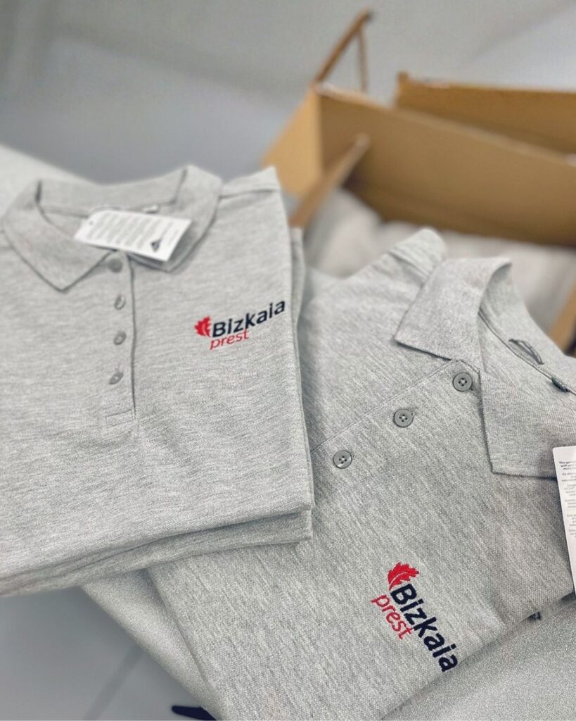 Polo gris bordado con logo de empresa