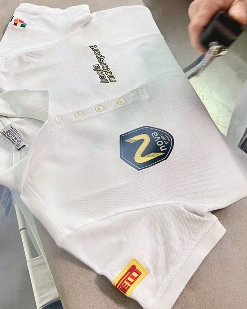 Polo bordado logo empresa en pecho y marcas bordadas en mangas
