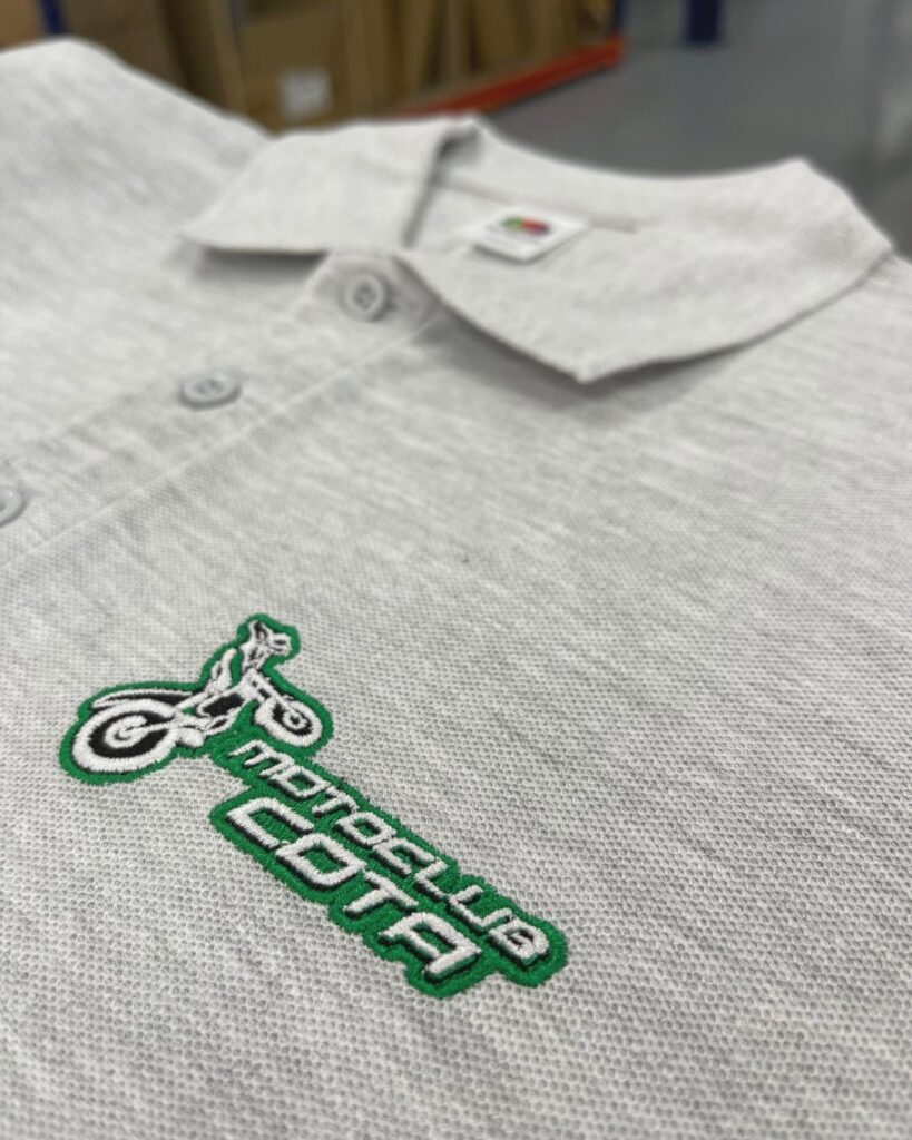 Polo bordado con logotipo en pecho izquierdo