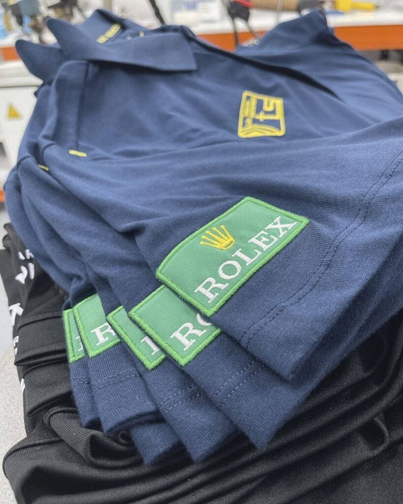 Polo personalizado con marca bordada en la manga