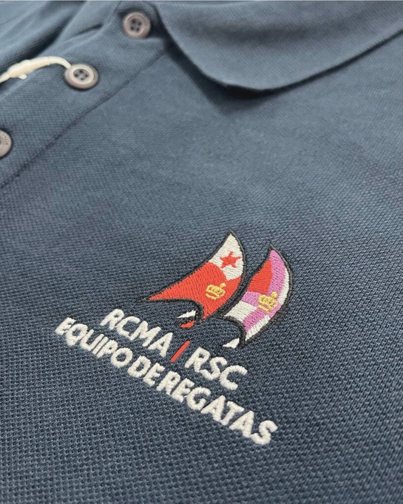 Polo bordado para equipo de regatas con logo bordado en el pecho izquierdo