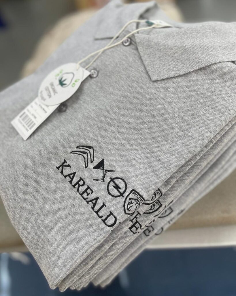 Polo bordado con logotipo en concesionario en pecho izquierdo