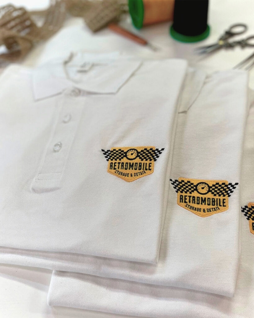 Polo bordado personalizado en pecho izquierdo con el escudo del taller