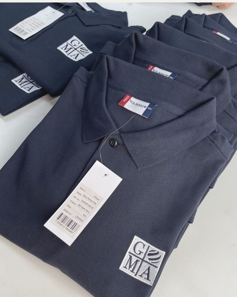 Polos personalizado con bordado de logotipo de empresa para mayor durabilidad y mejor estética