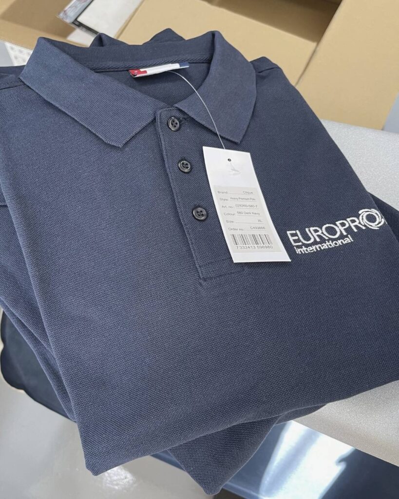 Polo personalizado con logo de empresa bordado en pecho izquierdo