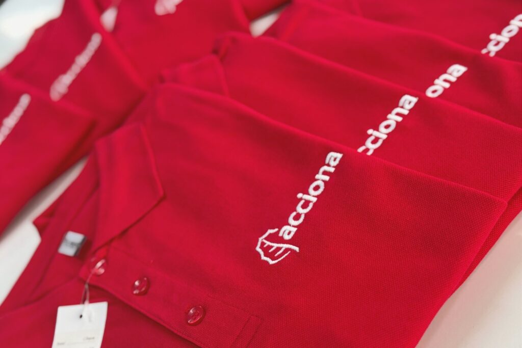 Polos bordados en serie con el logotipo de la empresa en el pecho izquierdo