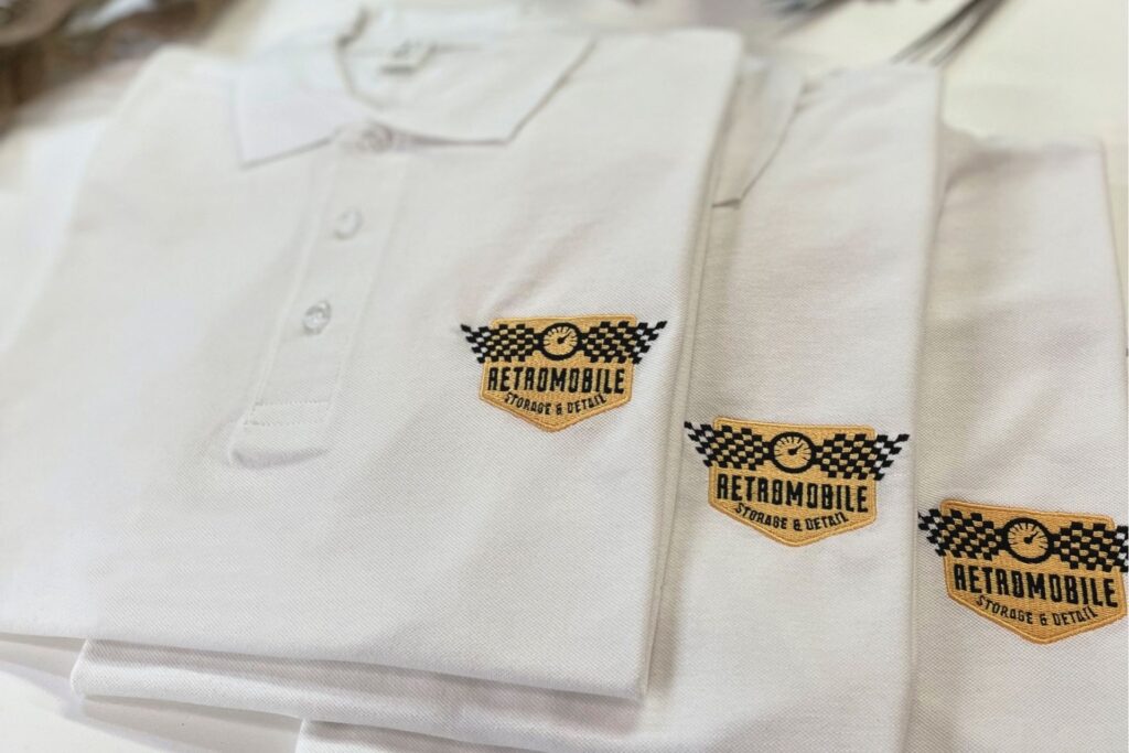 Polos bordados personalizados con la marca en el pecho izquierdo