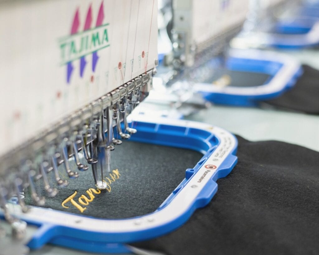 Máquina de bordado industrial Tajima, marca líder en tecnología y precisión de puntadas