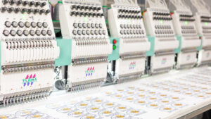Maquina industrial de bordado multicabezal marca Tajima del taller de bordado industrial Bordado Express