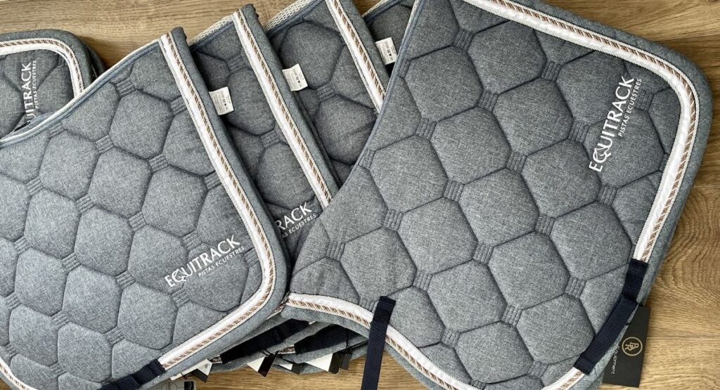 Sudaderos para caballos bordados con logotipo en color a juego con ribete perimetral por Bordado Express