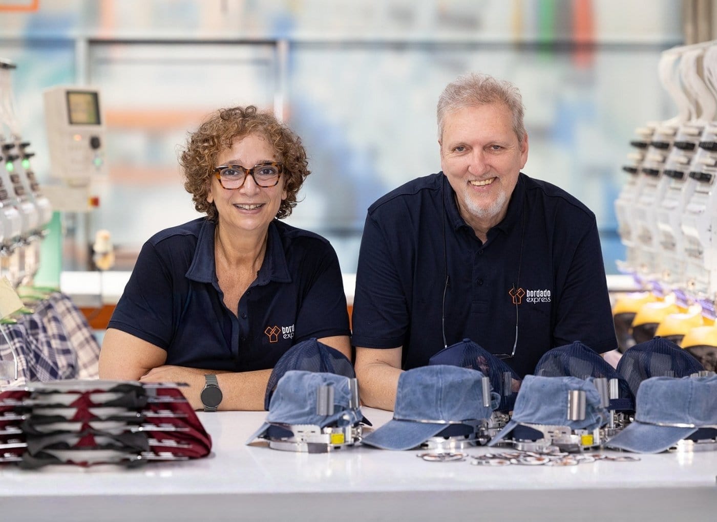 Valeria Planes y Luis Chacón, fundadores de Bordado Express, en el taller de bordado industrial