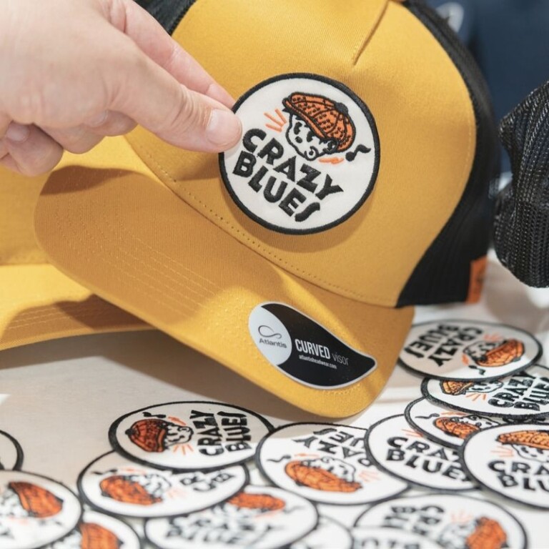 Aplique de parches en colección de gorras