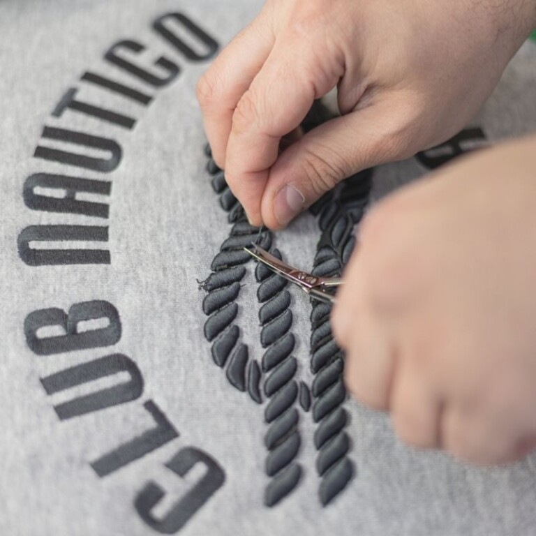 Bordado con relieve 3D en sudadera personalizada