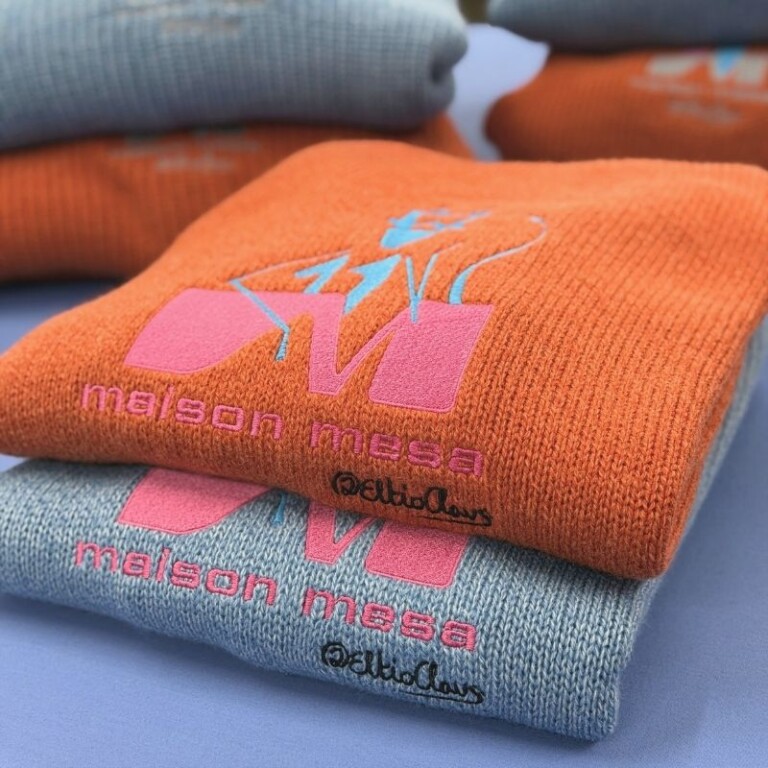 Bordado de logotipo de marca en prendas de punto para colección