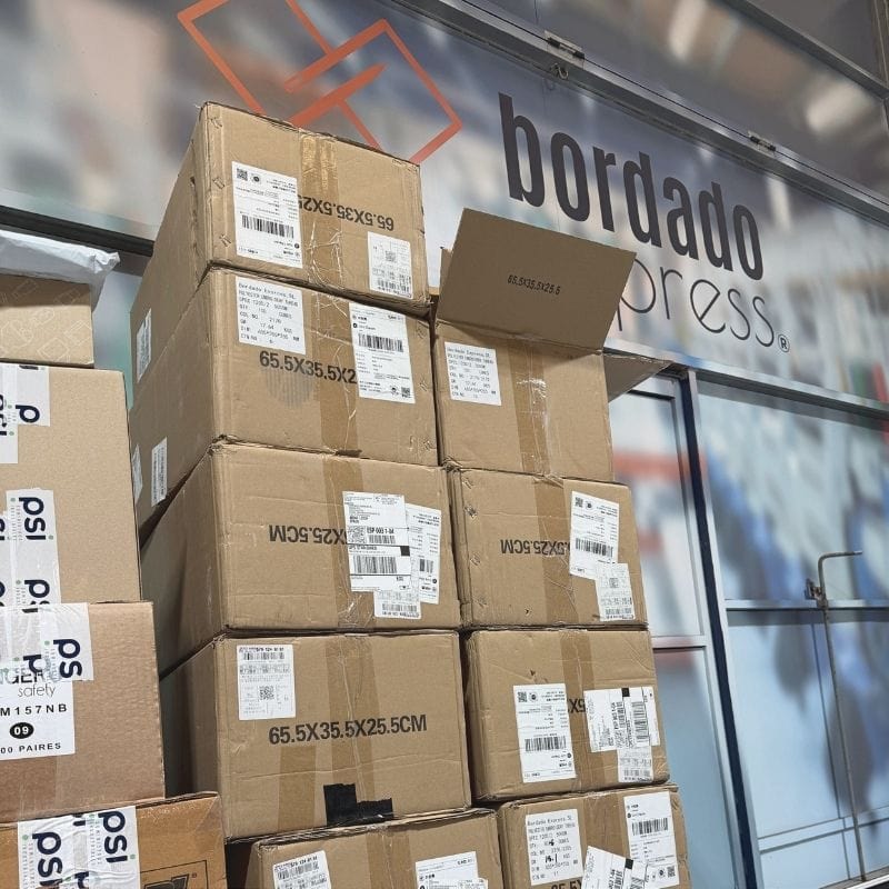 Cajas con prendas en taller de bordado de Bordado Express a la espera de marcaje textil
