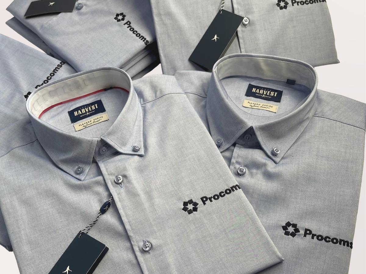 Camisas corporativas personalizadas con logo de empresa bordado