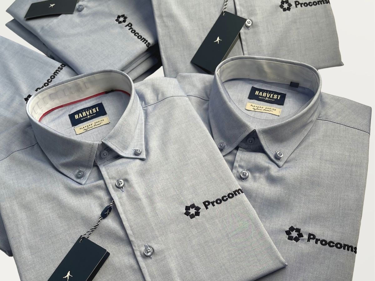 Camisa corporativa con logotipo bordado en el pecho