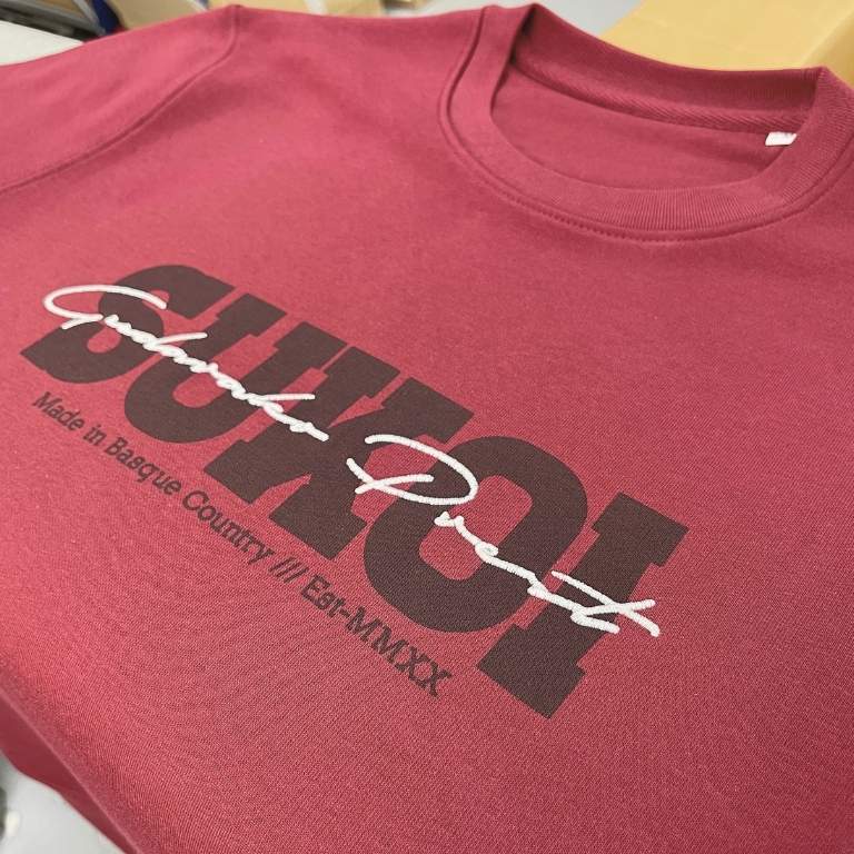 Camiseta con bordado y serigrafía combinados
