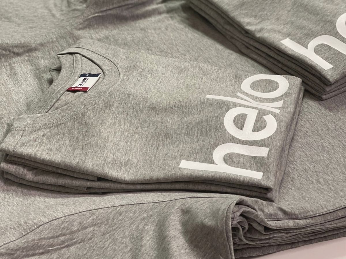 Camisetas personalizadas con logo de empresa mediante DTF