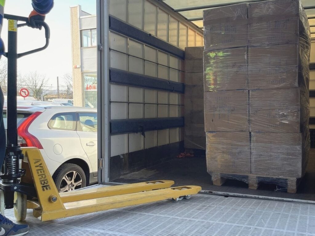 Envío paletizado por cuenta y orden de nuestro cliente desde la nave industrial de Bordado Express en Leioa