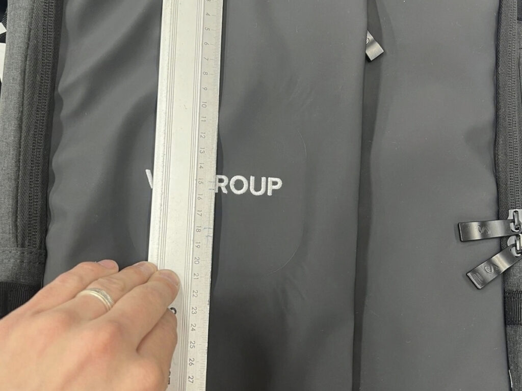 Mochila con logotipo bordado en prueba de posición