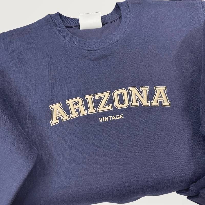 Muestra física de sudadera con bordado de marca de ropa