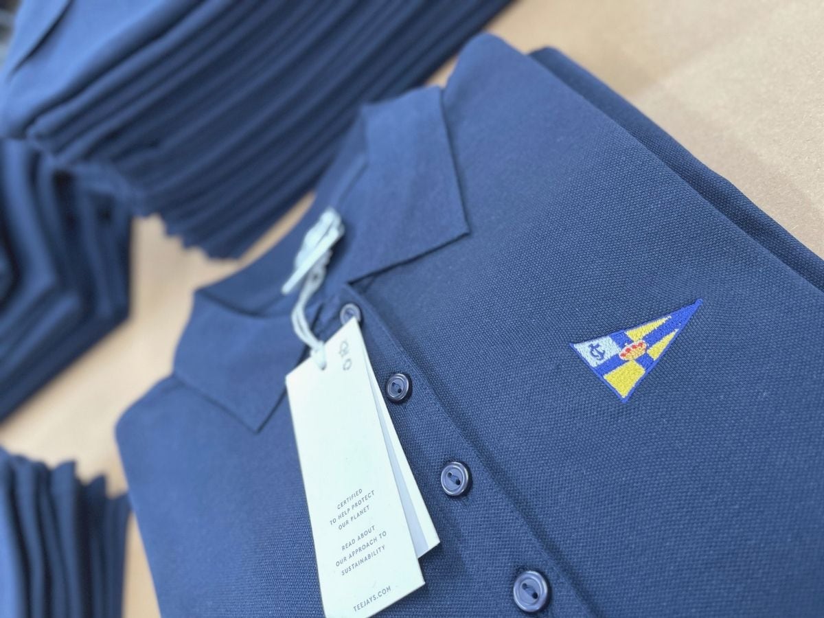 Polos personalizados con bordado del logo de club deportivo
