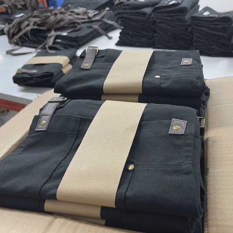 Preparación en el taller para producción de bordado de logotipo en delantales