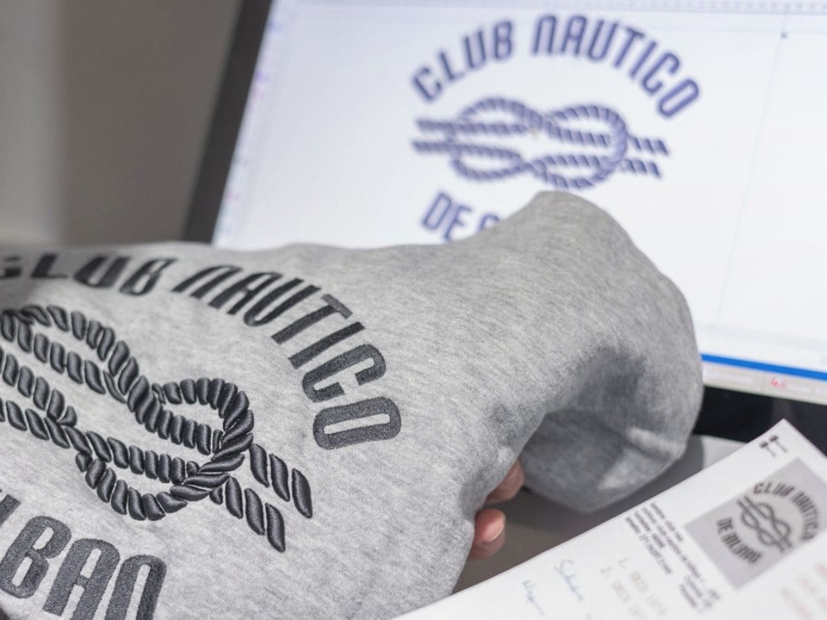 Sudadera con bordado del logotipo de la empresa en relieve 3D