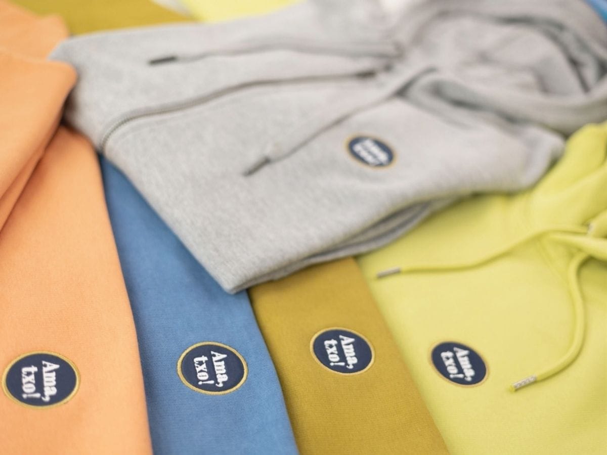 Sudadera personalizada para confección con aplique bordado de marca